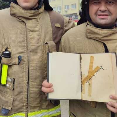 İtfaiye eri ıslanmasın diye göğsünde sakladı... Atatürk imzalı!