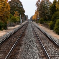 Demir yollarında neden taşlar olur?