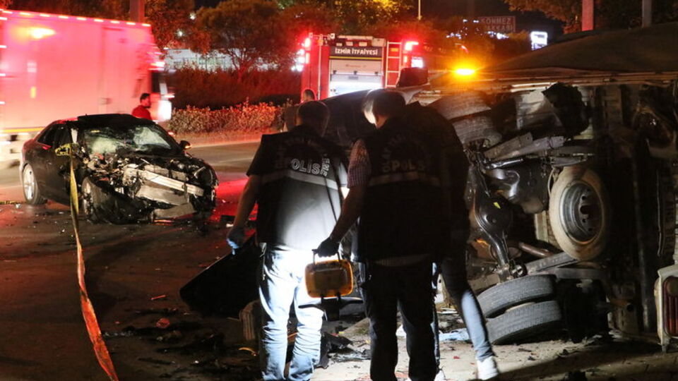 İzmir'deki feci kazada yarış iddiası: Anne öldü, bebeği yaralandı