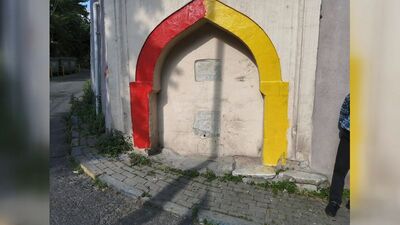 200 yıllık çeşmeyi sarı kırmızı renge boyadılar!