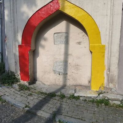 200 yıllık çeşmeyi sarı kırmızı renge boyadılar!