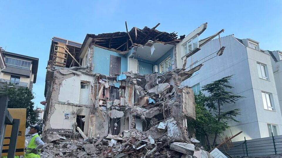 Eskişehir'de 3 katlı apartmanın büyük kısmı çöktü