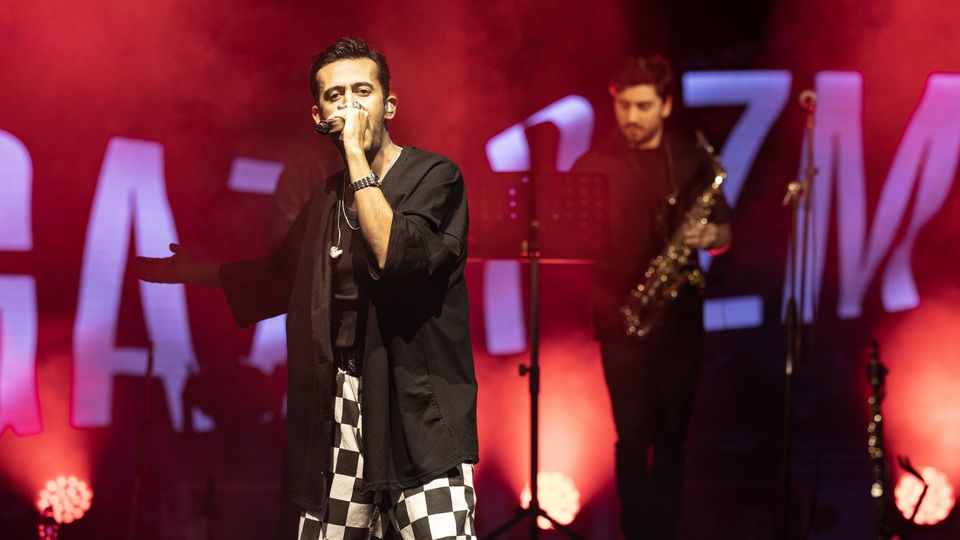 Konserde yeni şarkı sürprizi