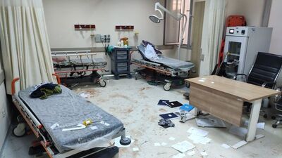 Acil savaş alanına döndü! Doktora feci darp!