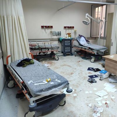 Acil savaş alanına döndü! Doktora feci darp!