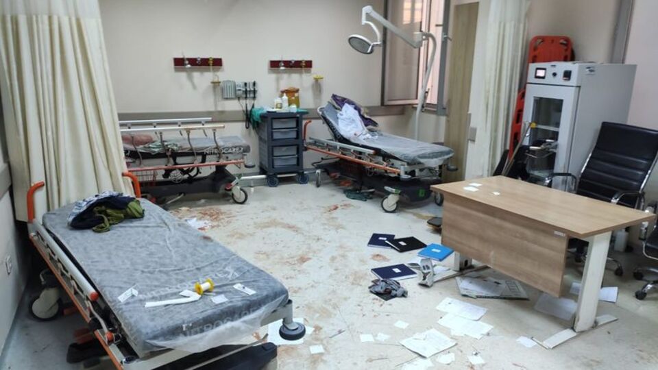 Acil savaş alanına döndü! Doktora feci darp!