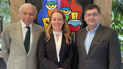 Fon alan öğrenci okutuyor