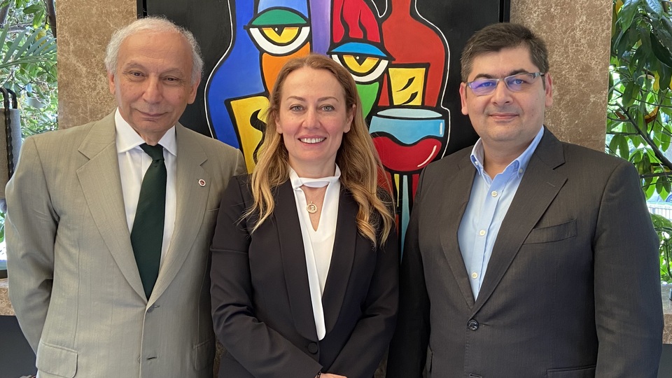 Fon alan öğrenci okutuyor