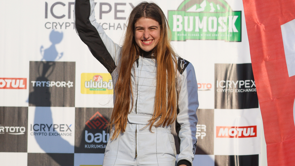 Ayşe Çebi İtalya'da piste çıkıyor