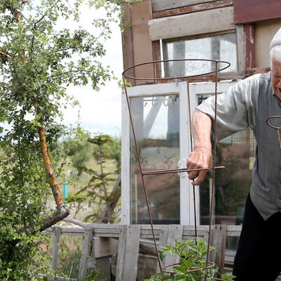 93 yaşında çevreyi yeşertmek için çalışıyor