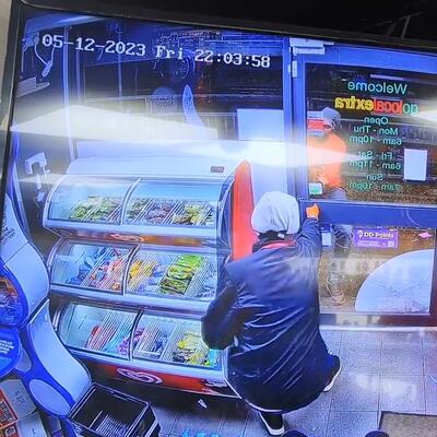 Soyguncu kaçarken marketin kepenginin altına sıkıştı