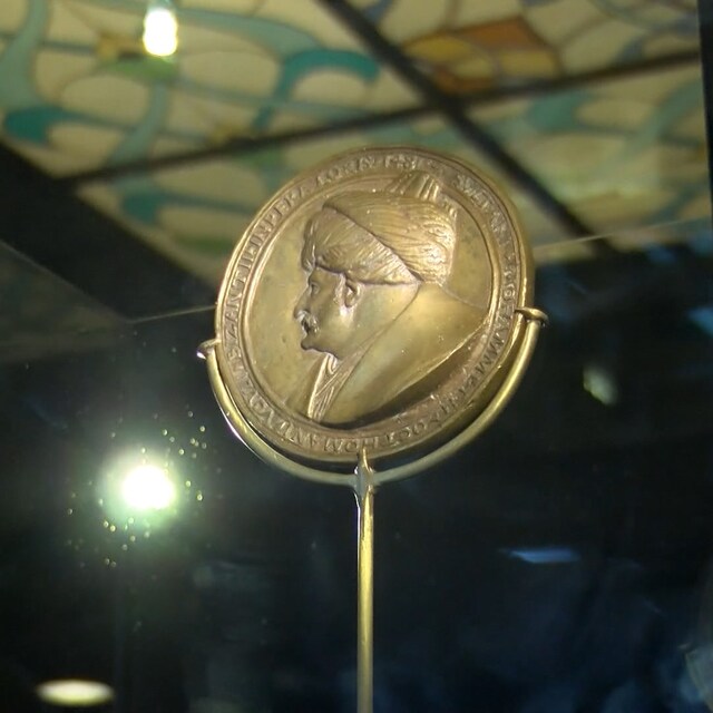 Fatih Sultan Mehmed'in bronz madalyası sergilenmeye başlandı