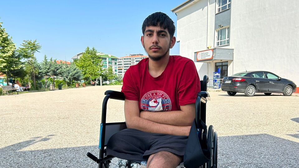 Depremde bacaklarını ve annesini kaybetti, üniversite hayalinden vazgeçmedi