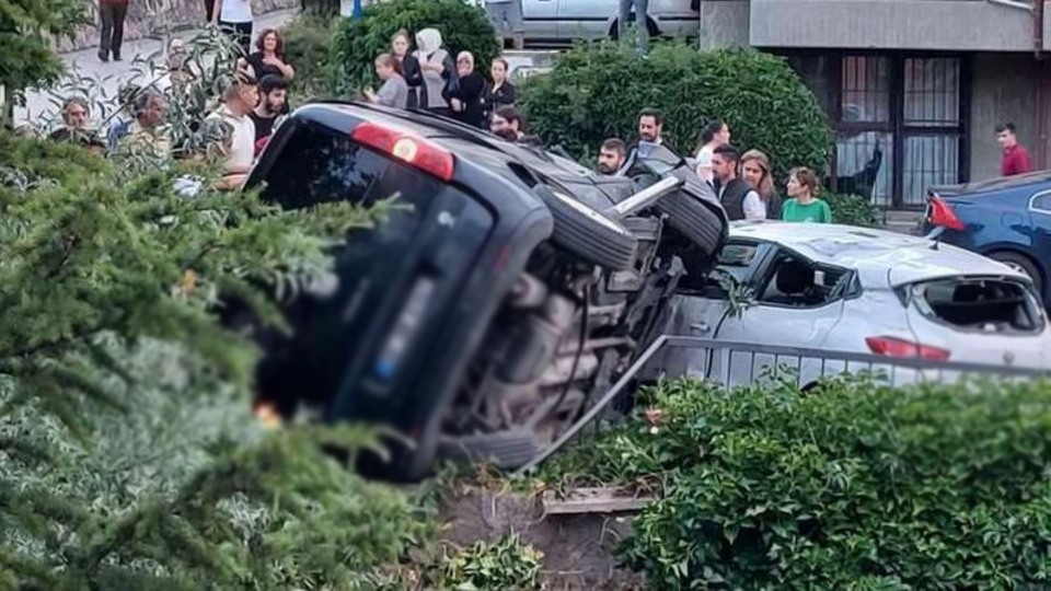 Kontrolden çıkan araç, park halindeki otomobilin üzerine düştü