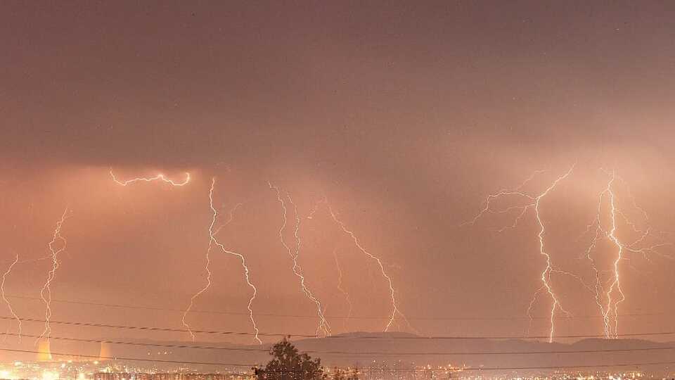 16 dakikada 85 şimşek! Bursa'dan inanılmaz görüntüler