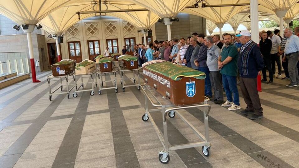 Böcek ilacı faciasında anne ve kızına veda!