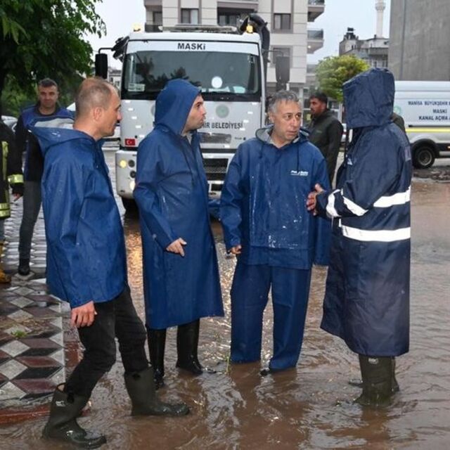Akhisar'ı sel hayatı felç etti