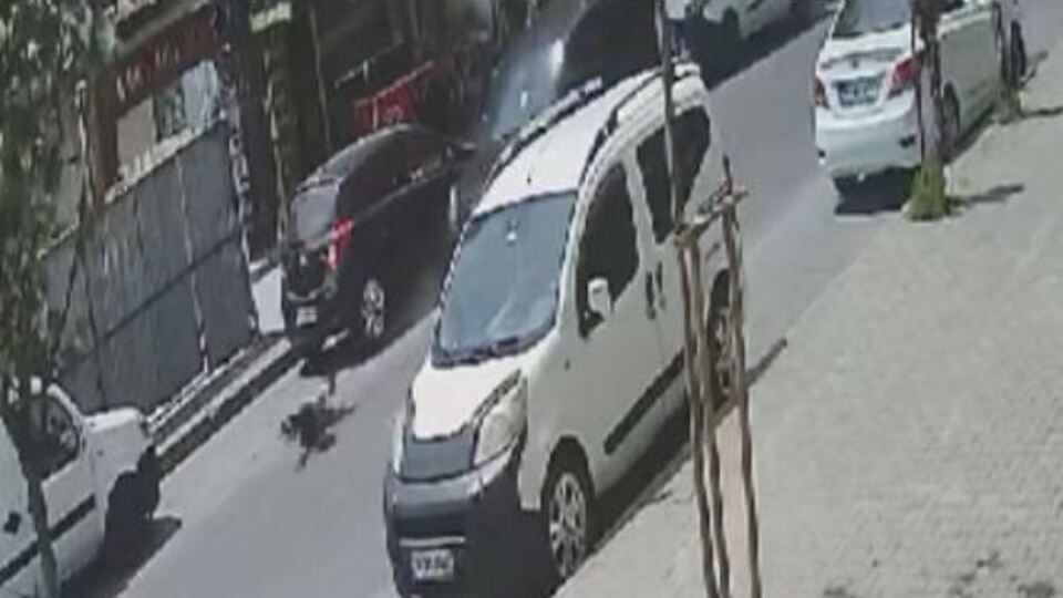 Yolun karşısındaki annesine koşuyordu! Her şey bir anda oldu!