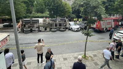 Faciadan dönüldü! Beton mikseri 4 aracın üzerine devrildi!