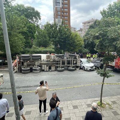 Faciadan dönüldü! Beton mikseri 4 aracın üzerine devrildi!
