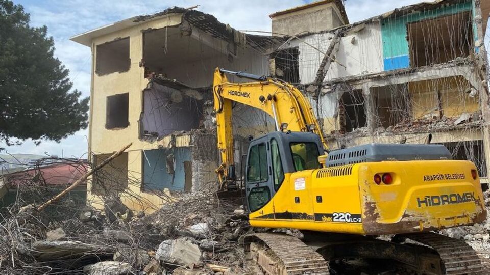 Depremde hasar alan belediye binası yıkıldı