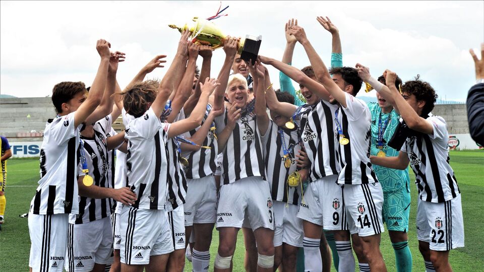 Beşiktaş Artaş U-17'de şampiyonluk mutluluğu