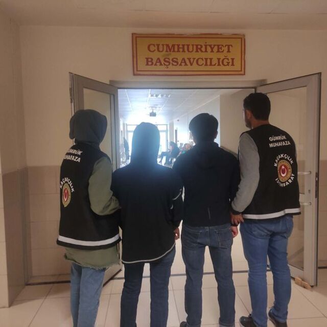Kaçak tütün operasyonunda kamu görevlisine gözaltı
