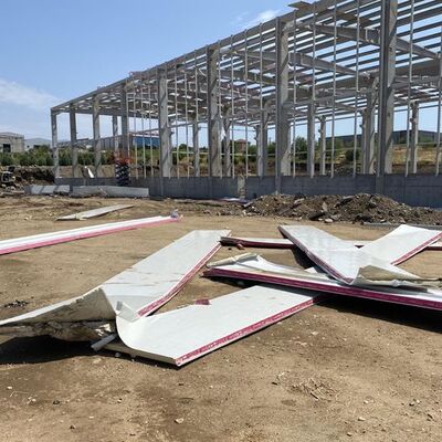 Fırtınada çatıdan düşen işçilerden biri hayatını kaybetti!