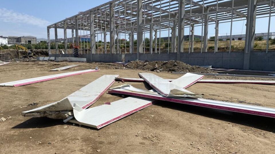 Fırtınada çatıdan düşen işçilerden biri hayatını kaybetti!