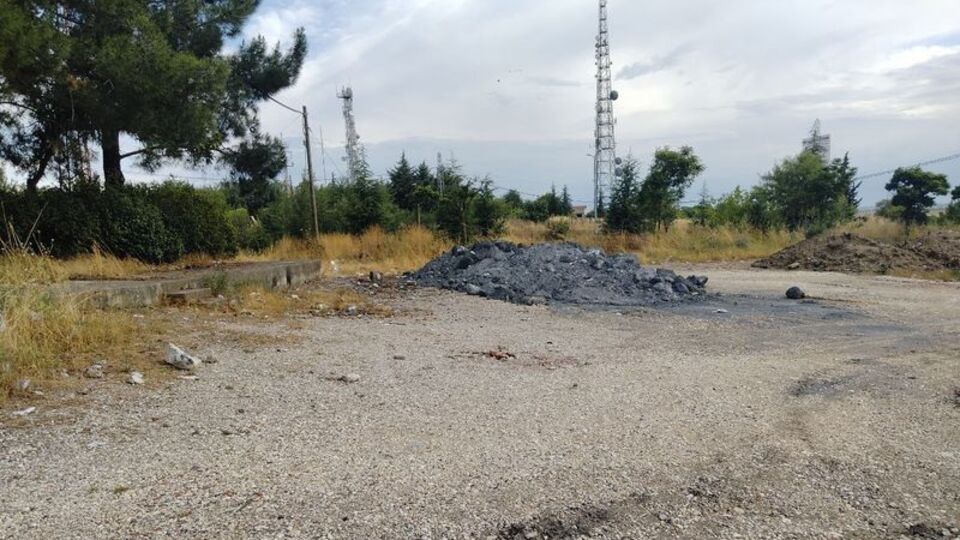 Boş arazideki duman ve koku yayan atık için inceleme başlatıldı