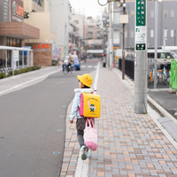 Japonya'daki çocuklar neden sarı şapka takar?