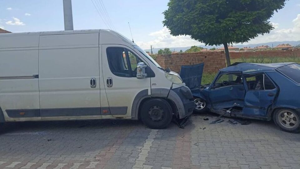 12 yaşındaki çocuğun kullandığı otomobil kamyonetle çarpıştı: 5 yaralı