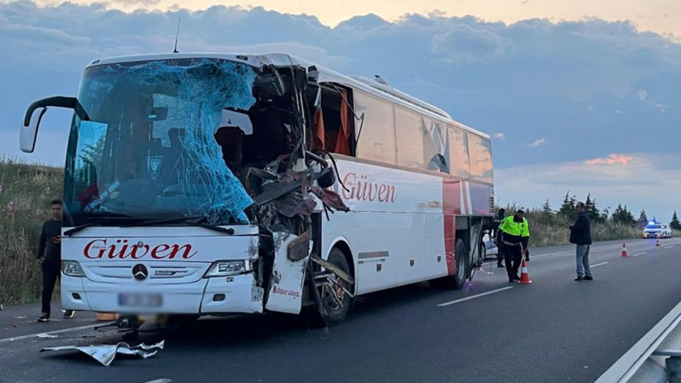 Yolcu otobüsü ile TIR çarpıştı: 2 ölü, 6 yaralı