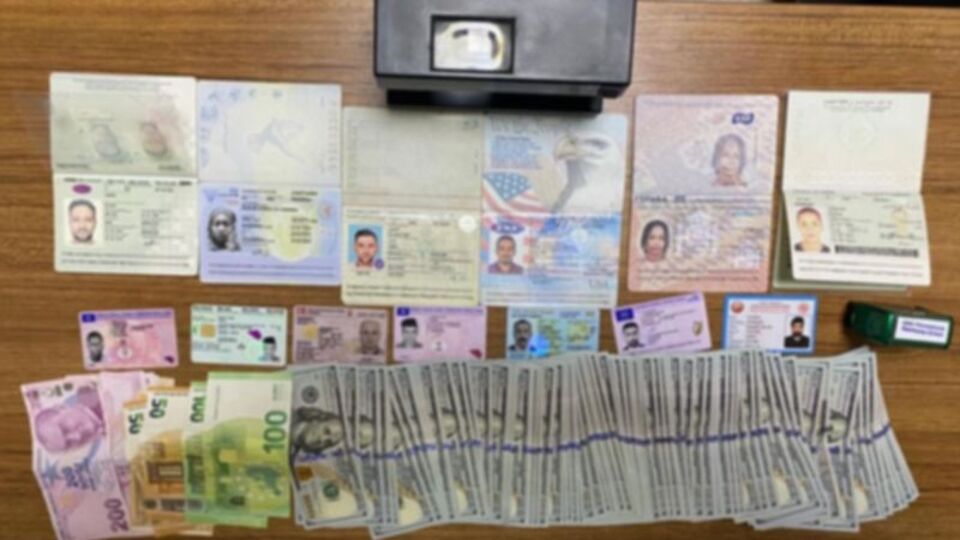 Kargo görevlisi şüphelendi, paketten sahte pasaportlar çıktı