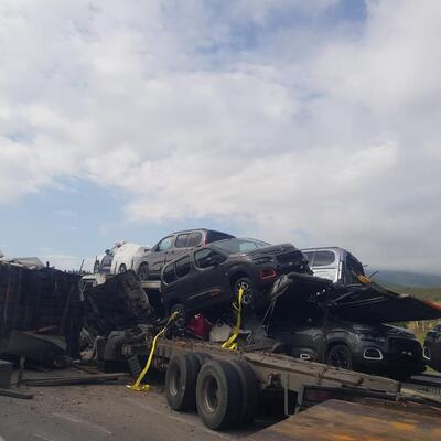 Kaza sonucu TIR'daki araçlar devrildi!