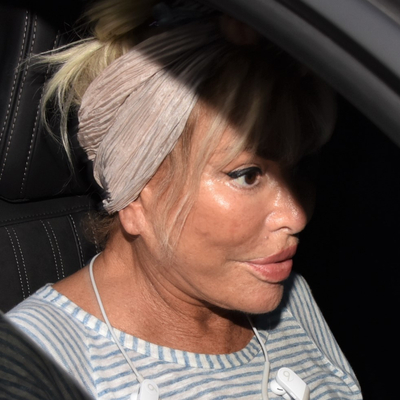 Lüks restorandan köpeğine mama aldı