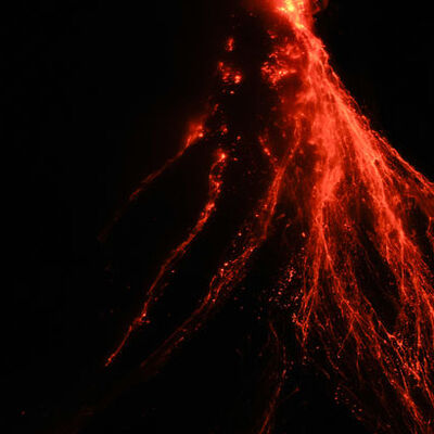 Yanardağ faaliyete geçti: Lavlar 2,5 km mesafeye ulaştı!