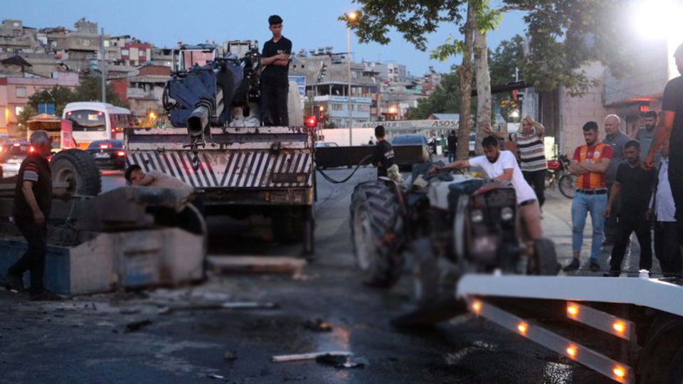 Traktör ile servis minibüsü çarpıştı: 1 ölü, 1 yaralı