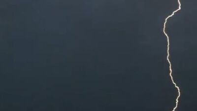 Şimşekleri görüntülerken yıldırım düştü...