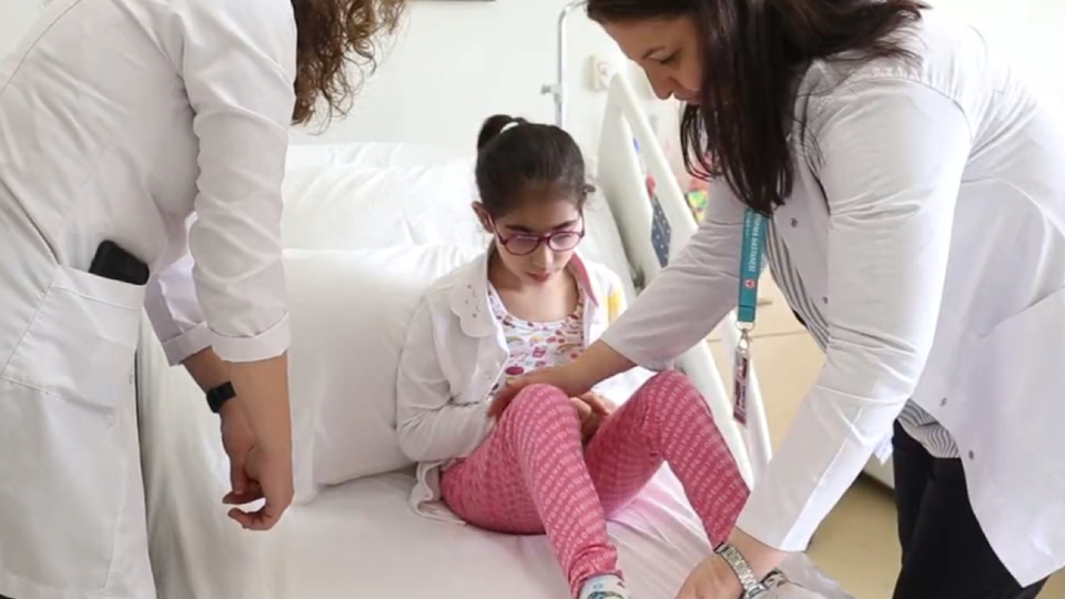 Depremde enkazdan kurtarılmıştı! Yürümeye ve konuşmaya başladı