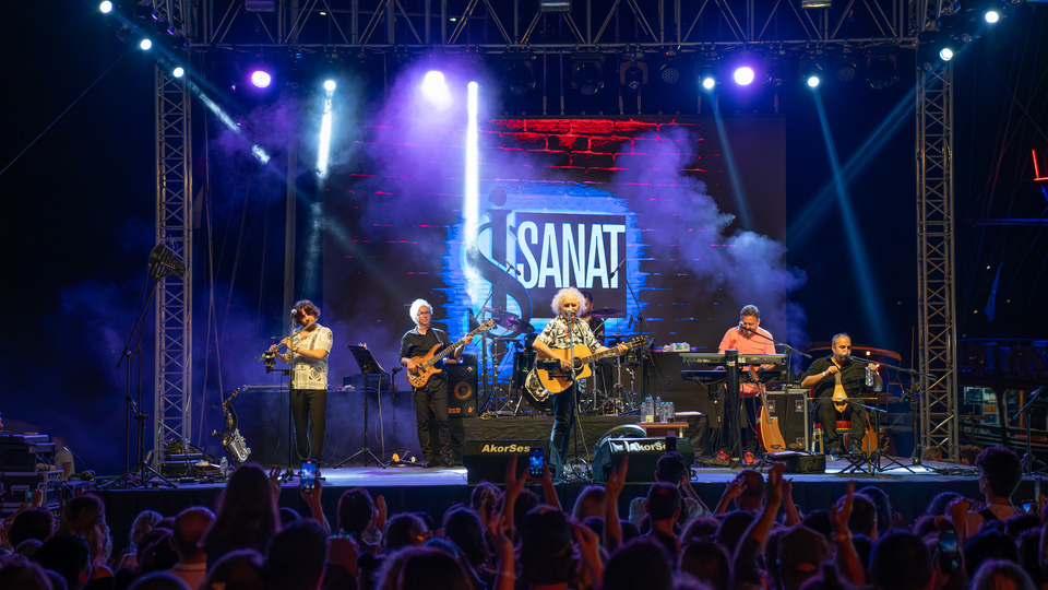 Yeni Türkü Marmaris'i salladı