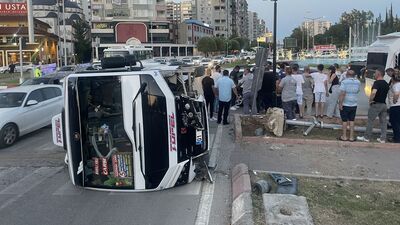 Adana'da minibüs devrildi: 3 yaralı
