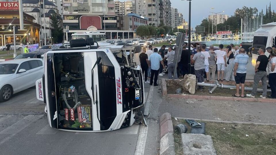 Adana'da minibüs devrildi: 3 yaralı