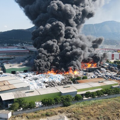 Geri dönüşüm tesisinde feci yangın!