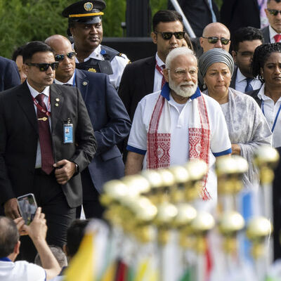 72 yaşındaki Modi New York'ta yoga yaptı