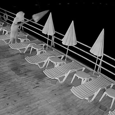 Yüzünü havluyla gizleyip plaj şemsiyelerini denize attı