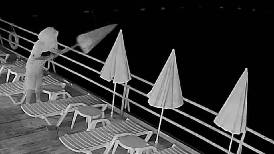 Yüzünü havluyla gizleyip plaj şemsiyelerini denize attı