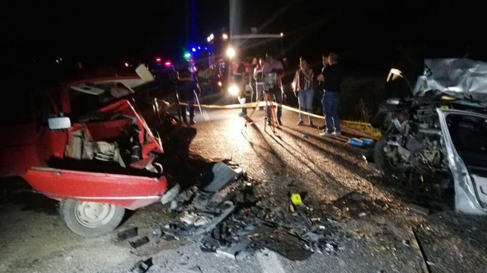 İki otomobil kafa kafaya çarpıştı! 3 ölü, 1 ağır yaralı