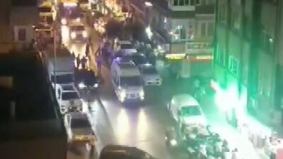 İki yaşındaki çocuk 4'üncü kattan minibüsün üzerine düştü!