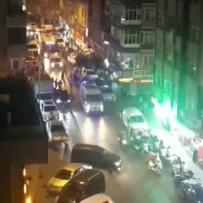 İki yaşındaki çocuk 4'üncü kattan minibüsün üzerine düştü!